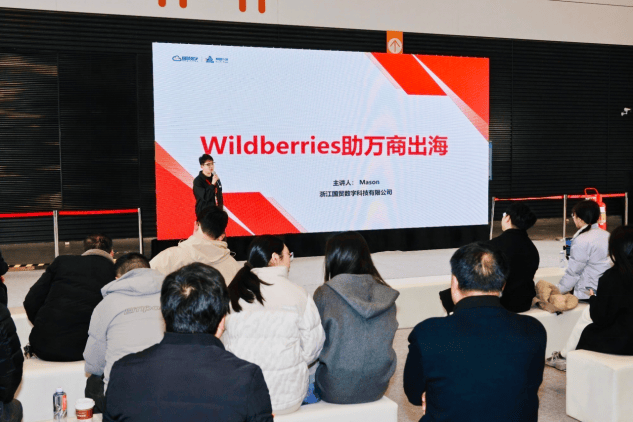 齐柯桥窗帘展首日开启时尚新风！爱游戏入口花式上新、一站式购(图2)