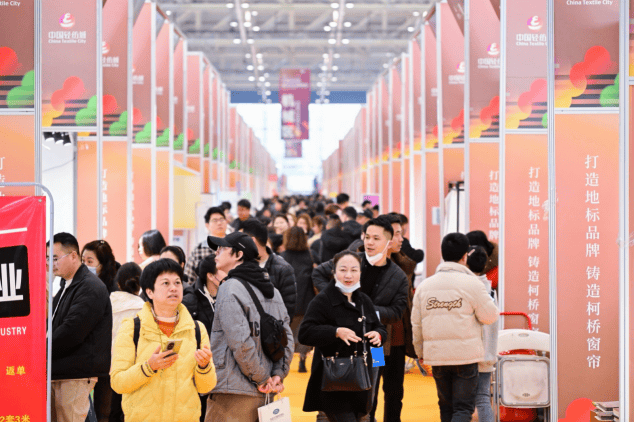 齐柯桥窗帘展首日开启时尚新风！爱游戏入口花式上新、一站式购(图4)