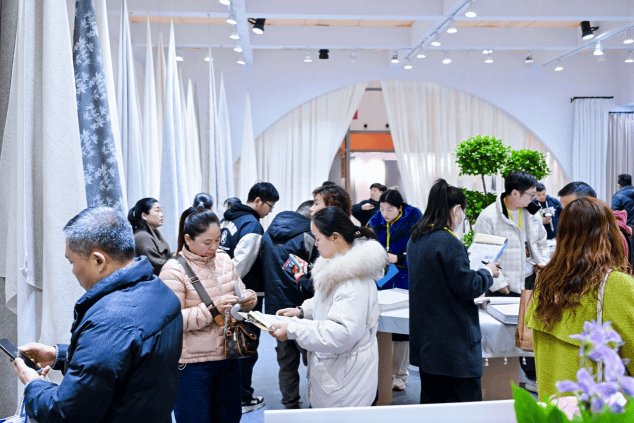 齐柯桥窗帘展首日开启时尚新风！爱游戏入口花式上新、一站式购(图5)