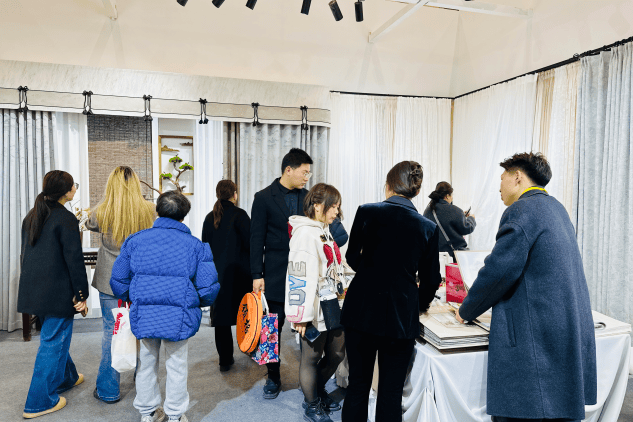 齐柯桥窗帘展首日开启时尚新风！爱游戏入口花式上新、一站式购(图7)