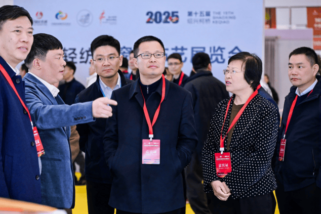齐柯桥窗帘展首日开启时尚新风！爱游戏入口花式上新、一站式购(图10)
