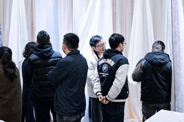 齐柯桥窗帘展首日开启时尚新风！爱游戏入口花式上新、一站式购(图8)