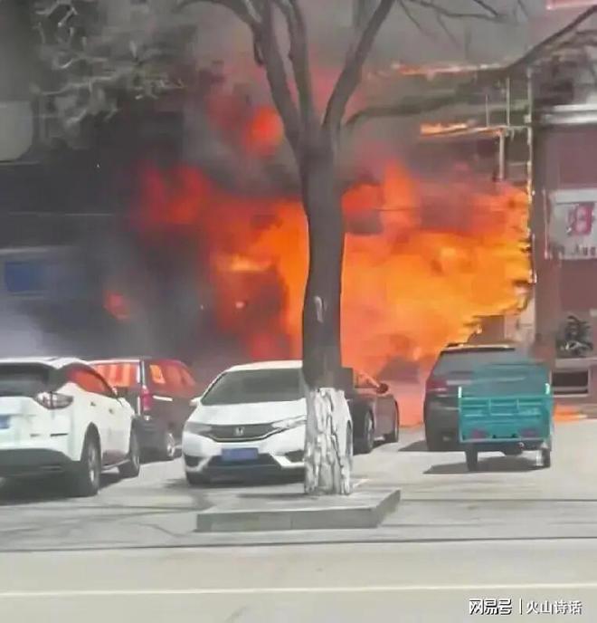 街坊发声致22死的饭店是两姐弟合伙开的ayx爱游戏app悲催！辽宁火灾附近的